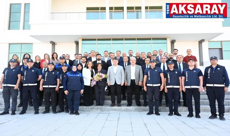 BELEDİYENİN YENİ BİNASINDA İLK MESAİ Çiçeklerle karşılandı