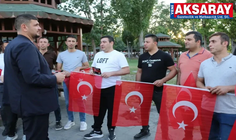 Miting öncesi Kılıçarslan Parkı’nda bayrak dağıttılar