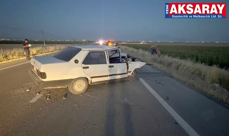 AKSARAY-YEŞİLOVA YOLU  Otomobil Traktöre Çarptı: 2 YARALI