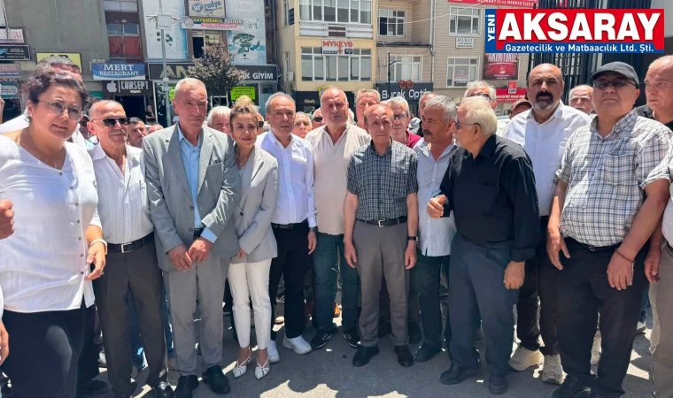 İSTİFA ETTİLER Çok sayıda partili CHP önünde toplandı