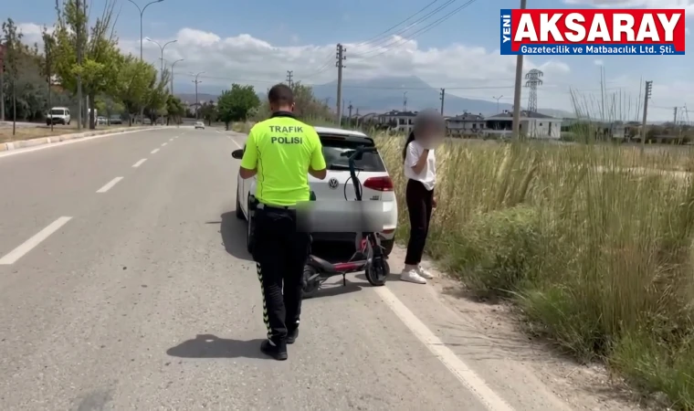 SKUTER KAZASI Otomobile çarptı, başını arka cama vurdu