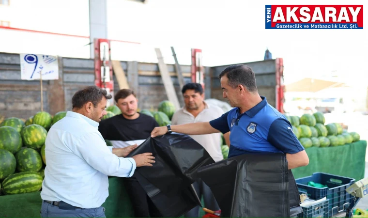 Zabıtadan hem etiket denetimi hem çöp poşeti dağıtımı