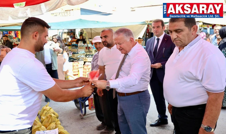 Pazarda alışveriş yaptı vatandaşlarla sohbet etti