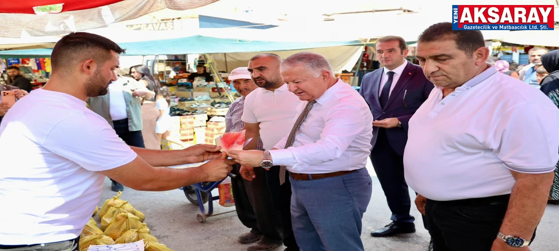 Pazarda alışveriş yaptı vatandaşlarla sohbet etti