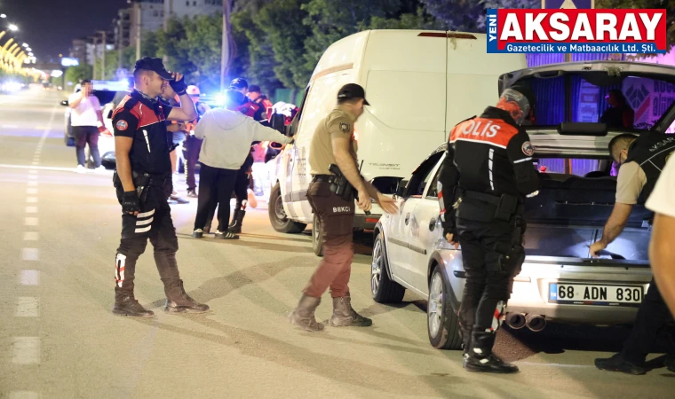 Araç ve şahıslar didik didik aranıyor