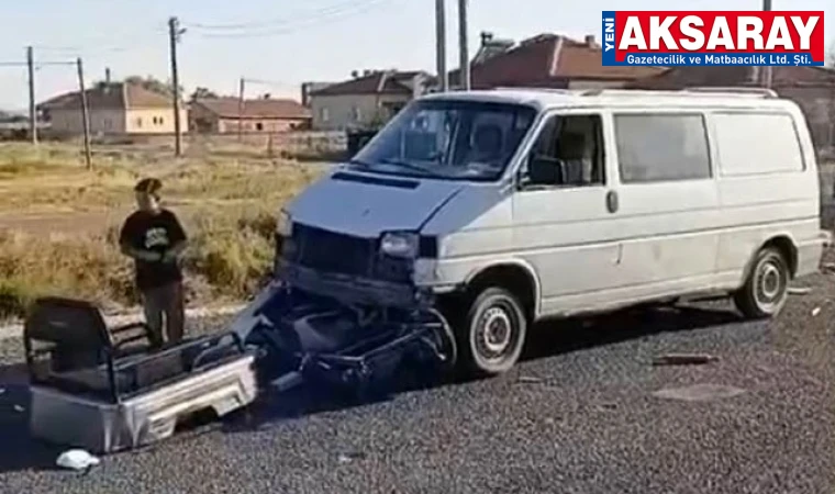 Minibüs 3 tekerli mopede çarptı