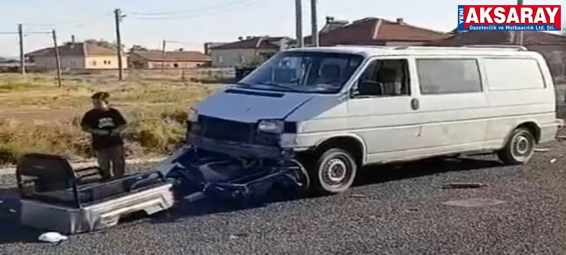 Minibüs 3 tekerli mopede çarptı