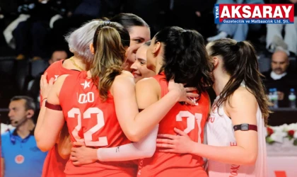 KUZEYBORU LİDER KARŞISINDA TUTUNAMADI: VAKIFBANK 3 PUANI 3 SETLE ALDI