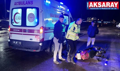 Otomobilin çarptığı motosiklet sürücüsü yaralandı