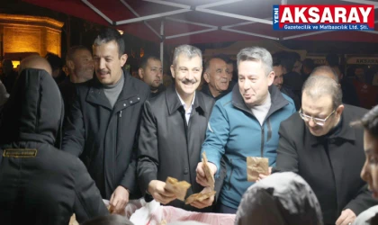 Ak Parti teşkilatı Ulu Cami’de ikram dağıttı