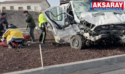 Ekmek kamyonu ile işçi servisi çarpıştı