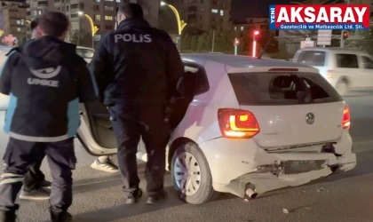 Kırmızı ışıkta bekleyen otomobile arkadan çarptı