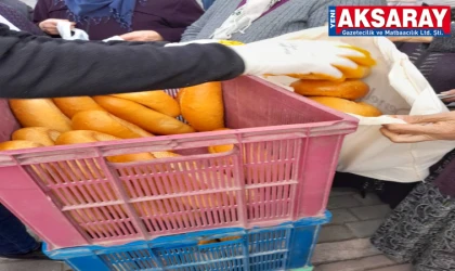 ÖRNEK MUHTAR  Hayır işleyecekler adına ekmek dağıtılıyor