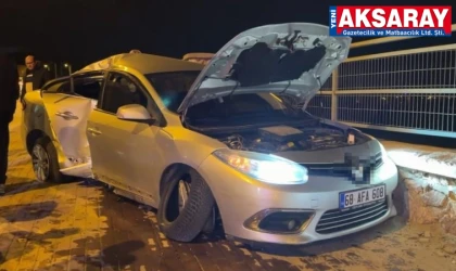 Otomobil önce direğe sonra duvara çarptı