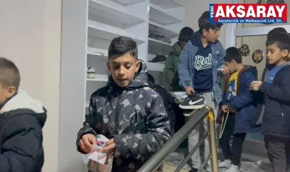 Teravih namazına gelen çocukların ayakkabılarına harçlık konuldu