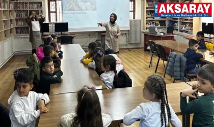 Kütüphanede minik ressamların kitap yolculuğu