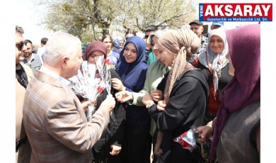 Annelere çiçek verdi, halay çekti