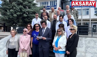 Eczacılar anıta çelenk sundu
