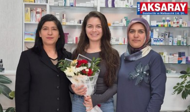 Mahallenin eczacılarına kırmızı gül