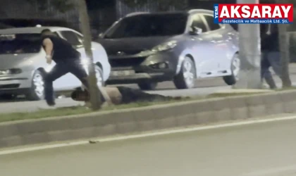 Bir tokatla yere serdiği şahsı sürükleyerek götürdü