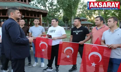 Miting öncesi Kılıçarslan Parkı’nda bayrak dağıttılar