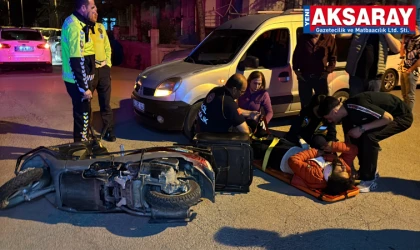 Motokurye devrilerek yaralandı