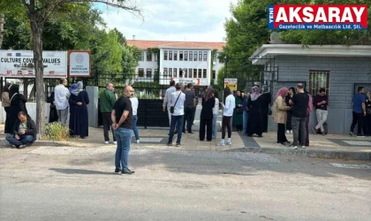 Öğrenciler sınavda, aileler dışarda ter döktü