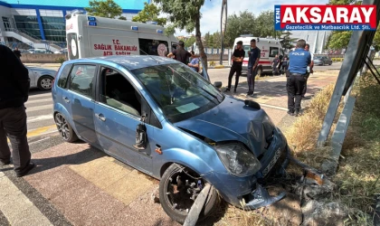 Önce kaldırıma sonra reklam tabelasına çarptı