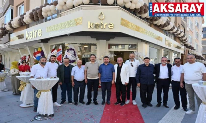 Açılış pastasını birlikte kestiler