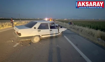AKSARAY-YEŞİLOVA YOLU  Otomobil Traktöre Çarptı: 2 YARALI