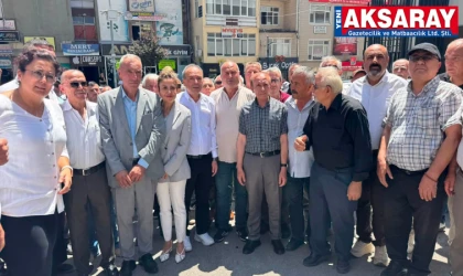İSTİFA ETTİLER Çok sayıda partili CHP önünde toplandı